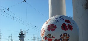 По красоте: житель Запорожья разукрасил шары на площади Поляка