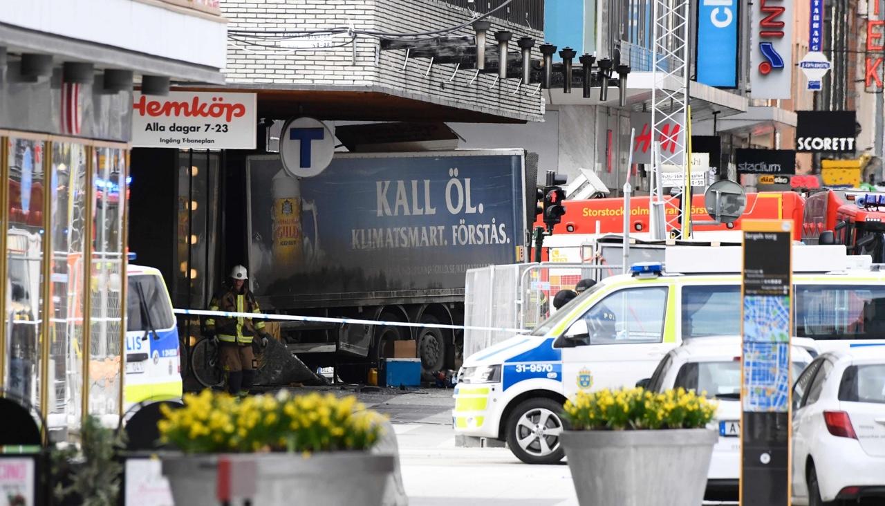 Новость - События - Теракт в Стокгольме: грузовик въехал в толпу людей, есть погибшие