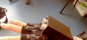 Знай наших: одесские подростки изобрели перчатку-поводыря для слабовидящих