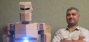 Другой мир: запорожский конструктор создал семью из деревянных роботов