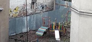 Фото дня: у Львові виявили дитячий майданчик на даху