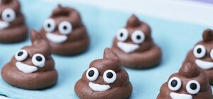 Киевляне просят убрать бесхозный туалет, из которого течет непонятная жидкость