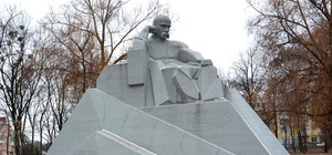 Фотофакт: в Полтаве памятник Шевченко забросали грязью