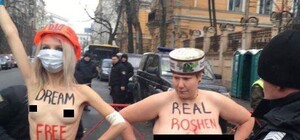 Видеофакт: Femen из Полтавщины разделась под Администрацией Президента