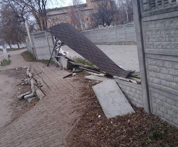 Новость - События - Фотофакт: на Полтавщине машина снесла остановку и бетонный забор
