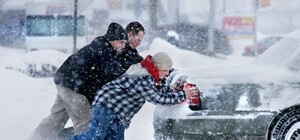 Будь в курсе: куда звонить, если застрял в сугробе или слетел с дороги