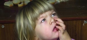 Среди хлама и грязи: в Запорожье пенсионерка держала детей в антисанитарных условиях