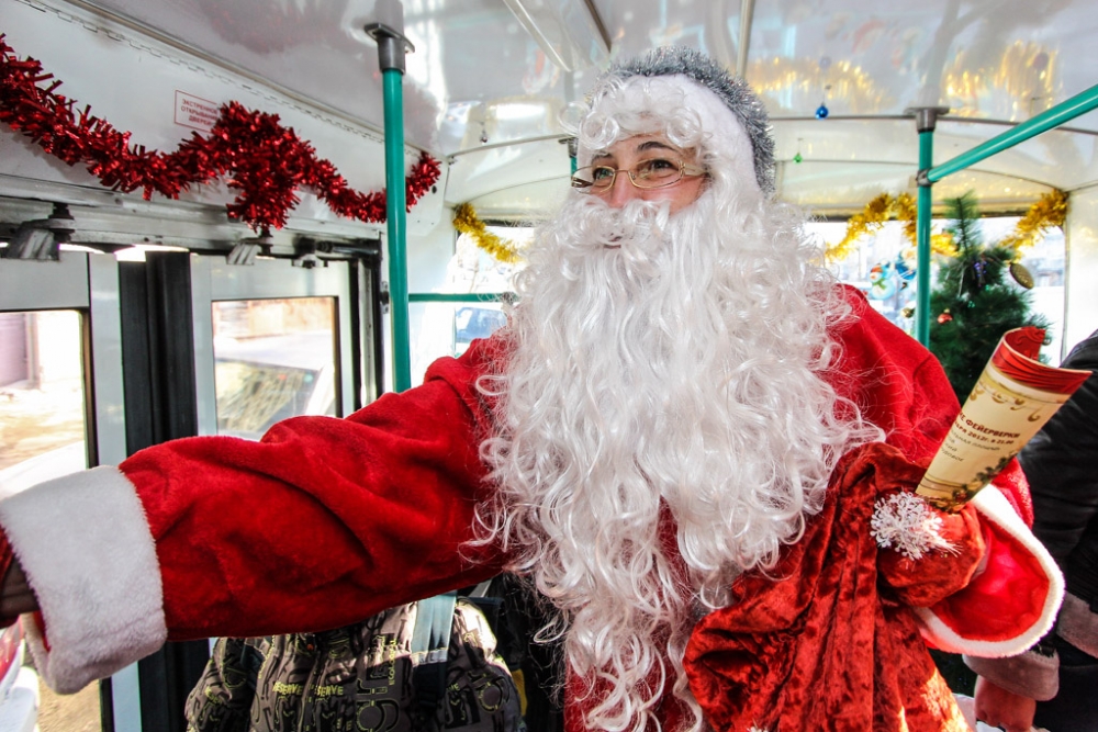 Новость - События - Покатаемся: на Полтавщине в Новый год пассажиров троллейбусов повеселят Дед Мороз и Снегурочка
