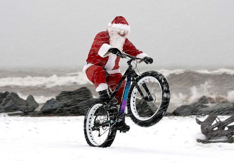 Новость - События - Новогодние покатушки: на Полтавщине провели велопарад Санта-Клаусов