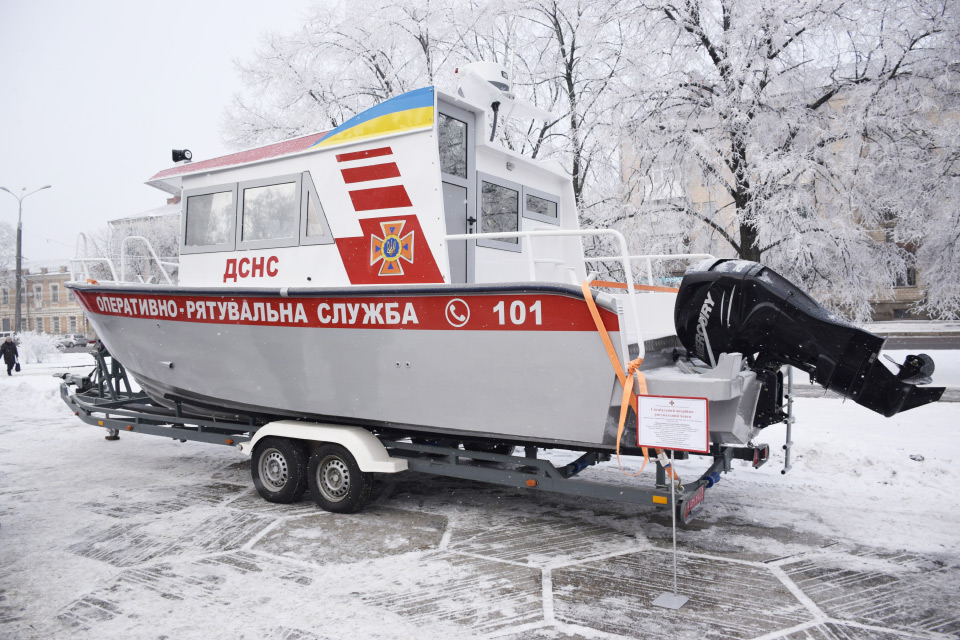 Новость - События - Спасательные автомобили и лодка: Полтавщина получила пожарную технику и оборудование