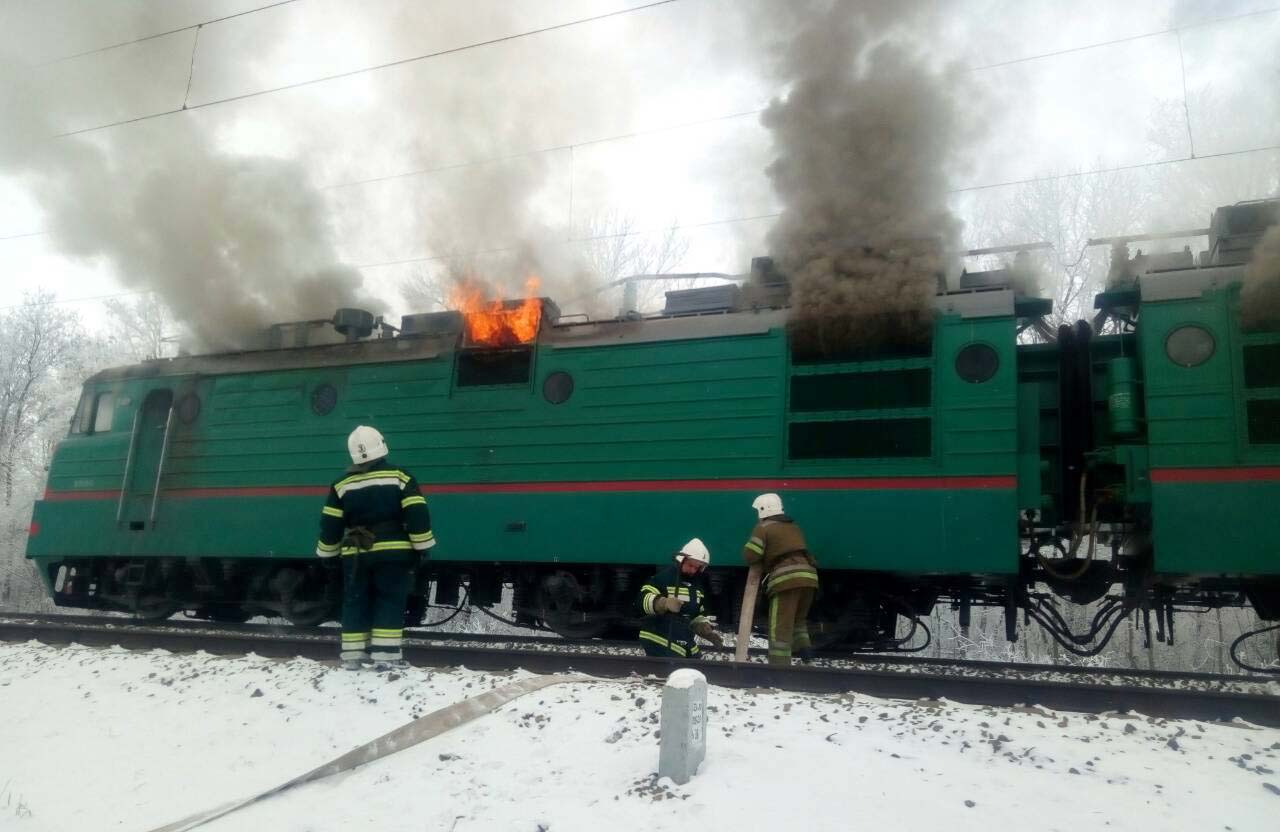 Новость - События - Чудом спасли: под Полтавой 20 пожарных тушили локомотив