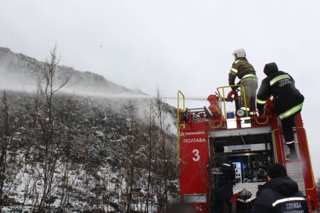 Новость - События - Под Полтавой горит свалка, работает 4 пожарные машины