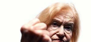 Поступися місцем: у львівській маршрутці бабуся поколола чоловіка шилом