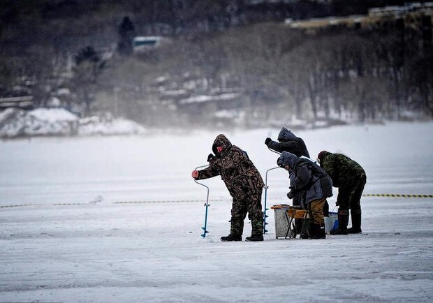 Новость - События - На Полтавщине откололась льдина с 50 рыбаками, догоняли лодками