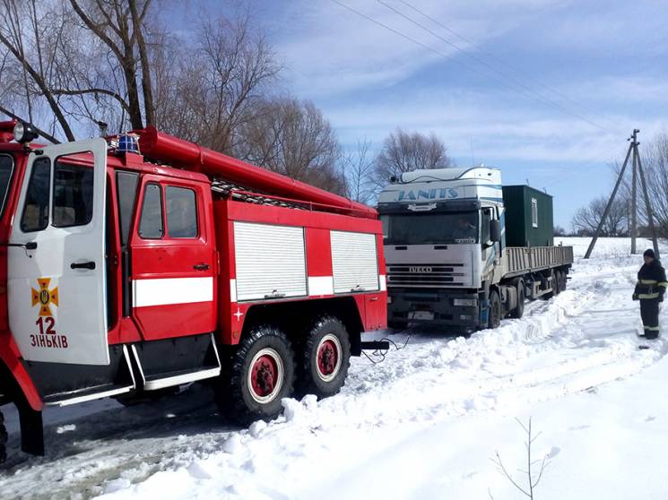 Новость - Транспорт и инфраструктура - Еще зима: на Полтавщине грузовики тонут в снеговой каше