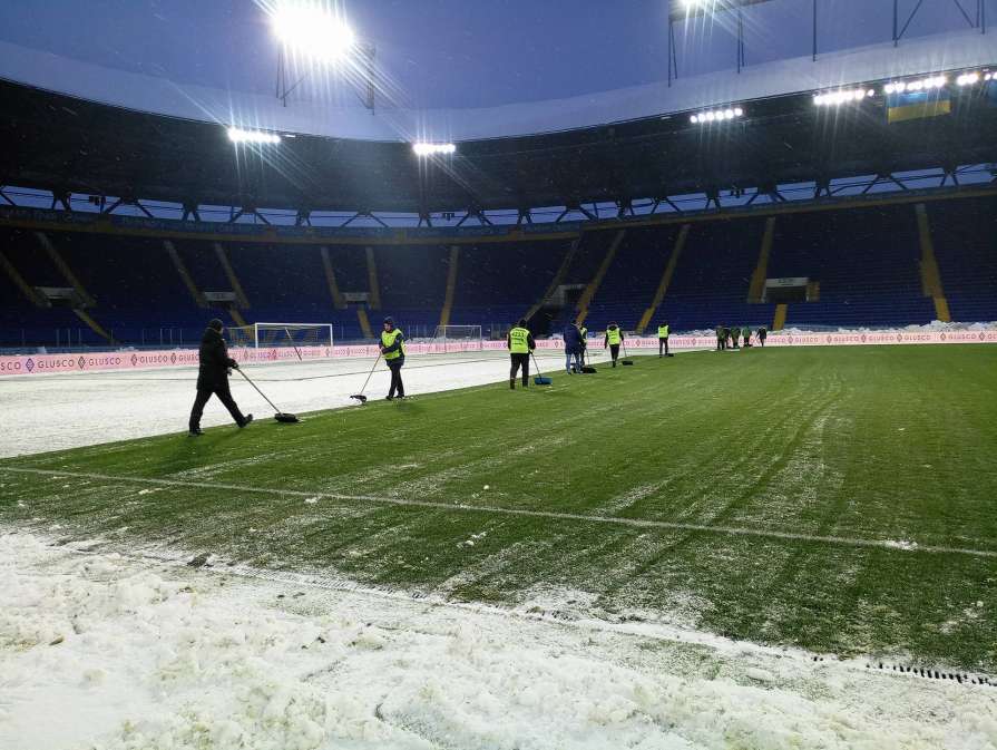 Стадион "Металлист" расчищали от снега перед тренировкой сборной Украины по футболу. Фото: XSPORT