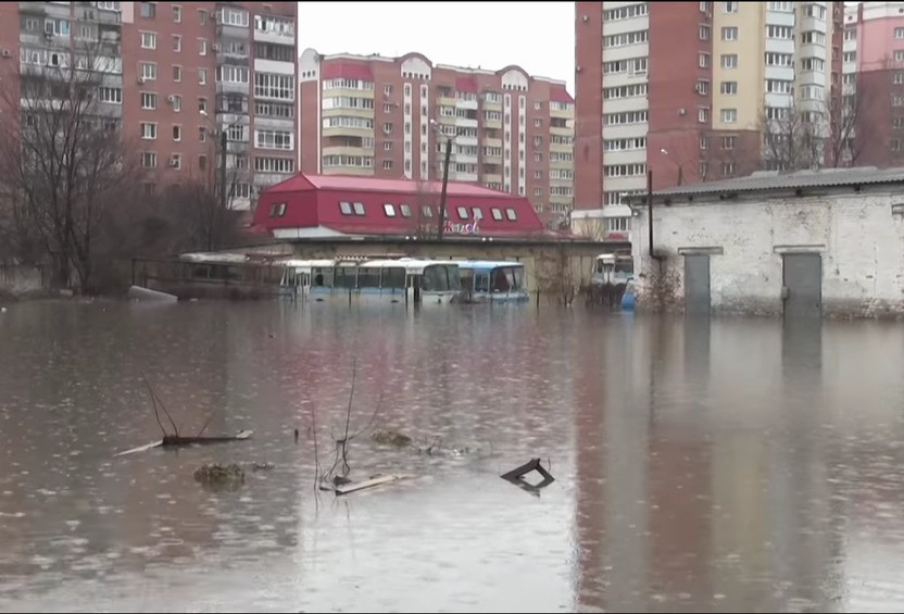 Новость - События - Прорвало коллектор: на Рыбальском образовалось огромное озеро из канализации