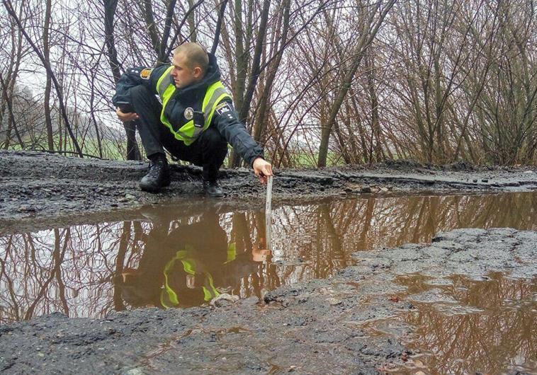 Новость - События - С линейками и карандашами: полтавские копы меряют ямы на дорогах области