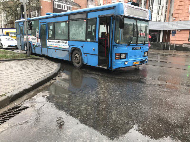 Новость - События - В центре Полтавы на Луначарского кольцевой автобус сбил мужчину