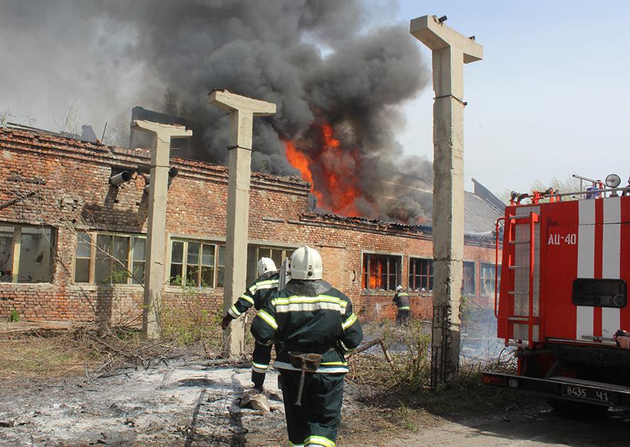 Новость - События - В Полтаве горит бывший завод "Демитекс"