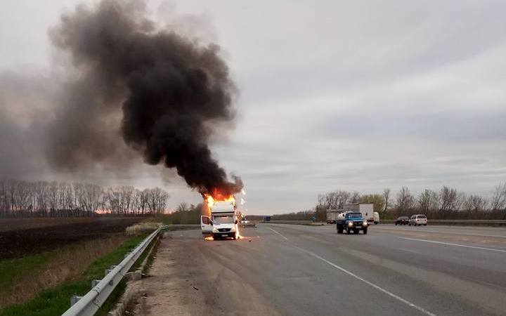Новость - События - На ходу: под Полтавой на дороге сгорел грузовик