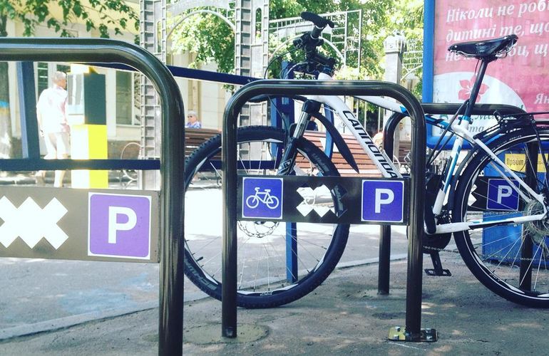 Новость - Транспорт и инфраструктура - Припаркуй двухколесного: в Полтаве появились новые велопарковки и станция техобслуживания