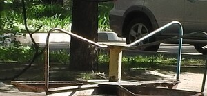 Суровая площадка: на Школьной ржавая карусель травмирует детей