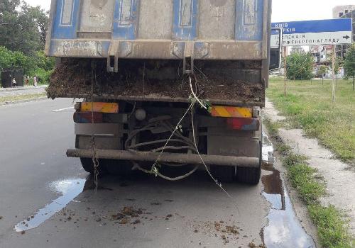 Новость - События - По горячим следам: на Леваде остановили грузовик из которого на ходу выпадал навоз