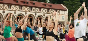 Бодрящая практика, лекции, квест: харьковчан зовут на Международный день йоги