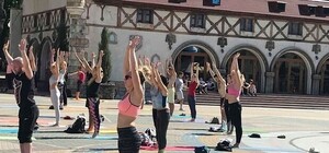 Намасте: сотня харьковчан отметила День йоги в парке Горького