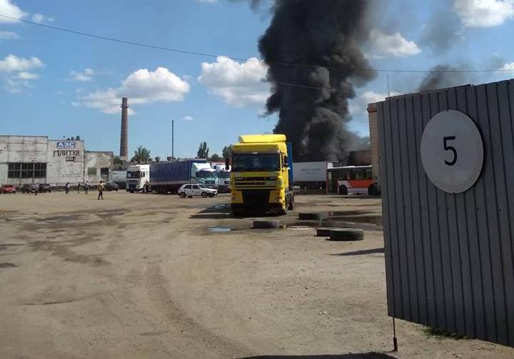 Новость - События - Откуда дым: в Полтаве горят боксы с бензовозами, два автобуса сгорели