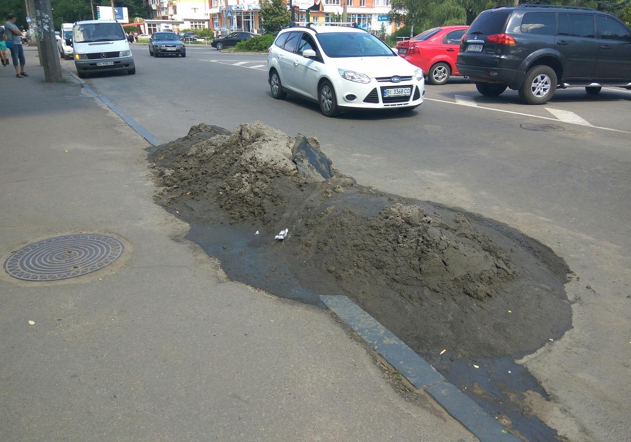 Новость - События - Фотофакт: в Полтаве посреди улиц появились огромные кучи грязи
