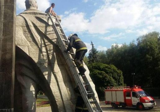Новость - События - Высоко сидел: в Полтаве подростка с 6-метрового памятника снимали спасатели