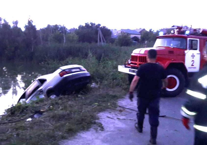 Новость - События - Сразу протрезвел: в Рыбцах водитель Volkswagen Passat перевернулся в пруд
