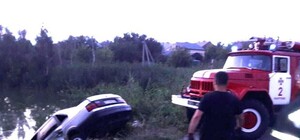 Сразу протрезвел: в Рыбцах водитель Volkswagen Passat перевернулся в пруд