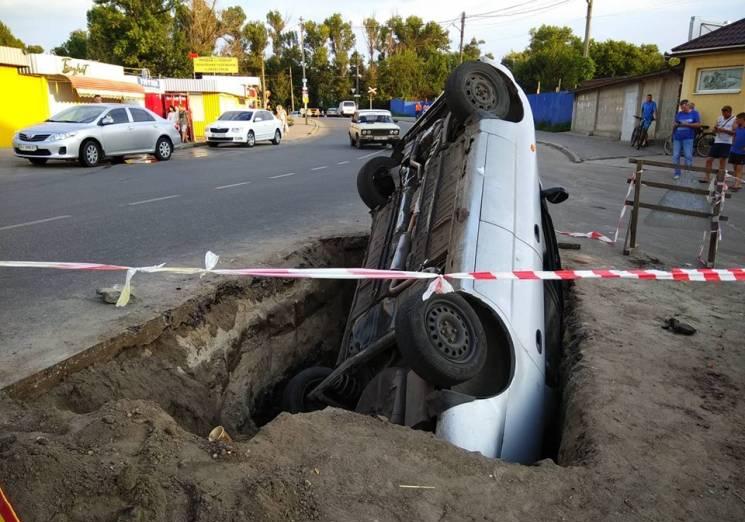 Новость - События - В Полтаве авто провалилось в яму посреди дороги: фото