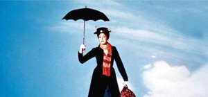 Всем пляжем спасали: в Кирилловке отдыхающую с парашютом унесло ветром