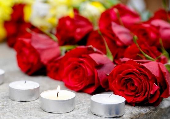 Новость - События - Полтавчане несут цветы к подземному переходу, где под колесами авто погиб рабочий