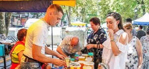 Почем мед: в центре Полтавы открылась ярмарка меда