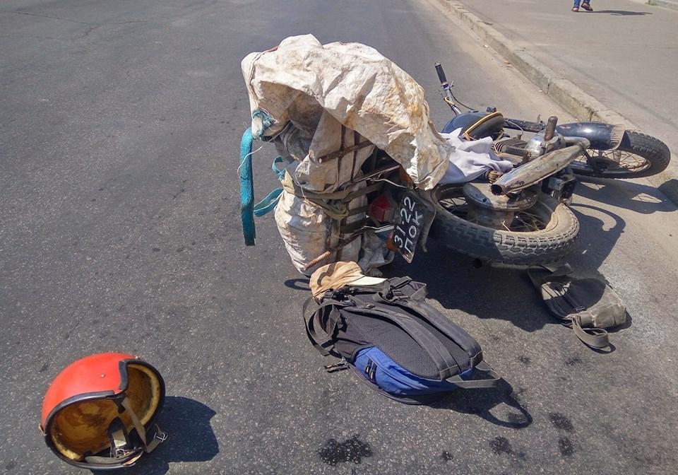 Новость - События - Фотофакт: на Зыгина неадекватный мотоциклист бросил свой мотоцикл посреди дороги и убежал