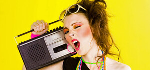 Одягай яскраві панчохи: у Львові відбудеться вечірка у стилі 90-х