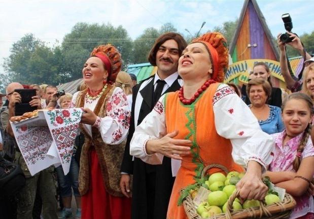 Новость - Досуг и еда - Фотофакт: на Сорочинской ярмарке испекли огромную карту Украины