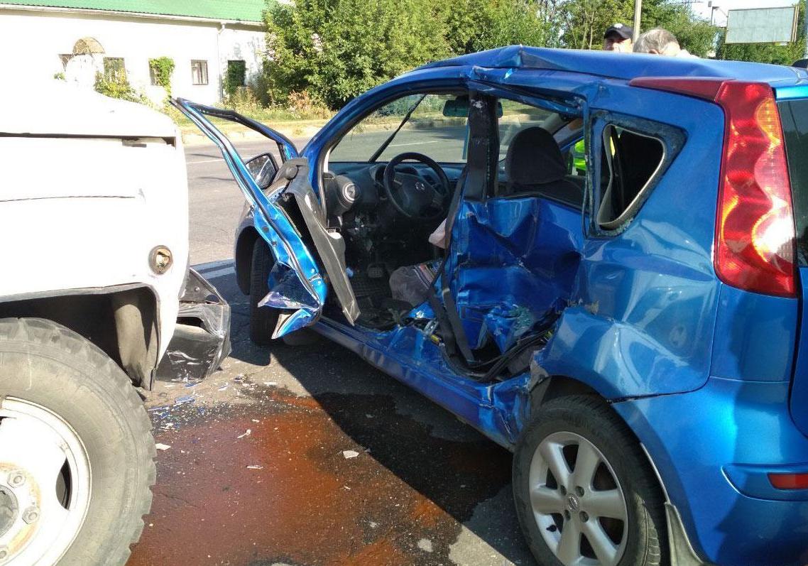 Новость - События - Фотофакт: на Зиньковской грузовик протаранил легковушку, за рулем которой находилась женщина