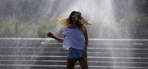 Фотофакт: на львівській вулиці другу добу б’є потужний фонтан