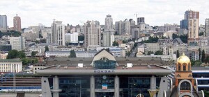 На Южном вокзале в Киеве появились фигуры людей с табличками: узнай зачем