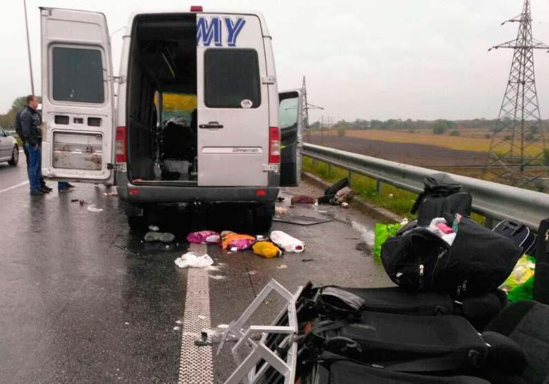Новость - События - В Пирятине столкнулись молоковоз и пассажирский автобус: есть пострадавшие