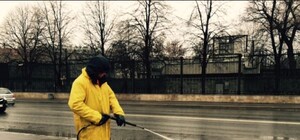Уборка с замачиванием: в дождь в центре Симферополя особым способом чистят плитки