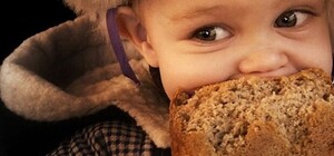 За особливим рецептом: львів’янин купив у магазині хліб із недопалком