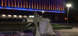 Пока тот спал: под стенами ОГА сгорела палатка объявившего голодовку запорожца