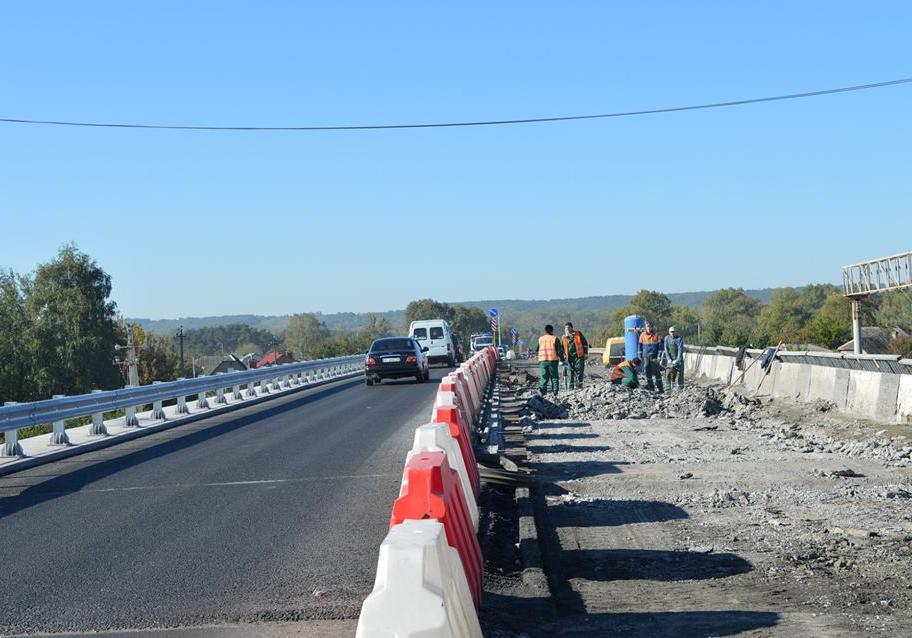 Новость - Транспорт и инфраструктура - Половину прошли: под Полтавой продолжается ремонт моста, движение ограничено